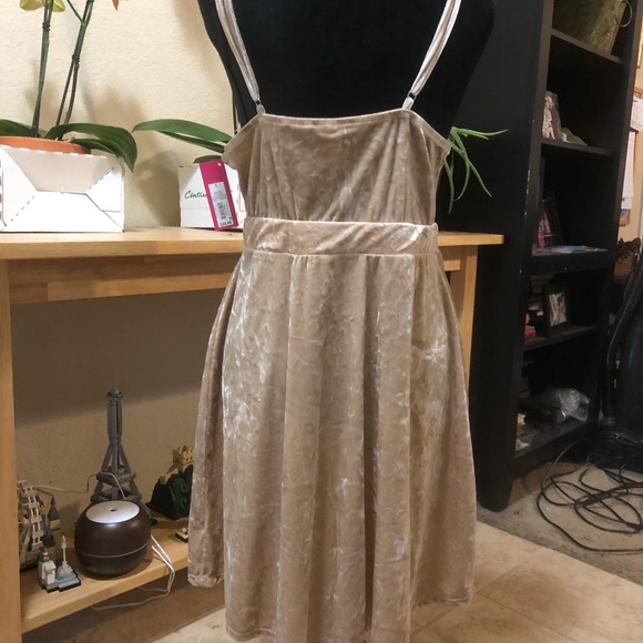 NWT Pretty Gold Cutout Crushed Velvet Dress Size L - Picture 3 of 6
